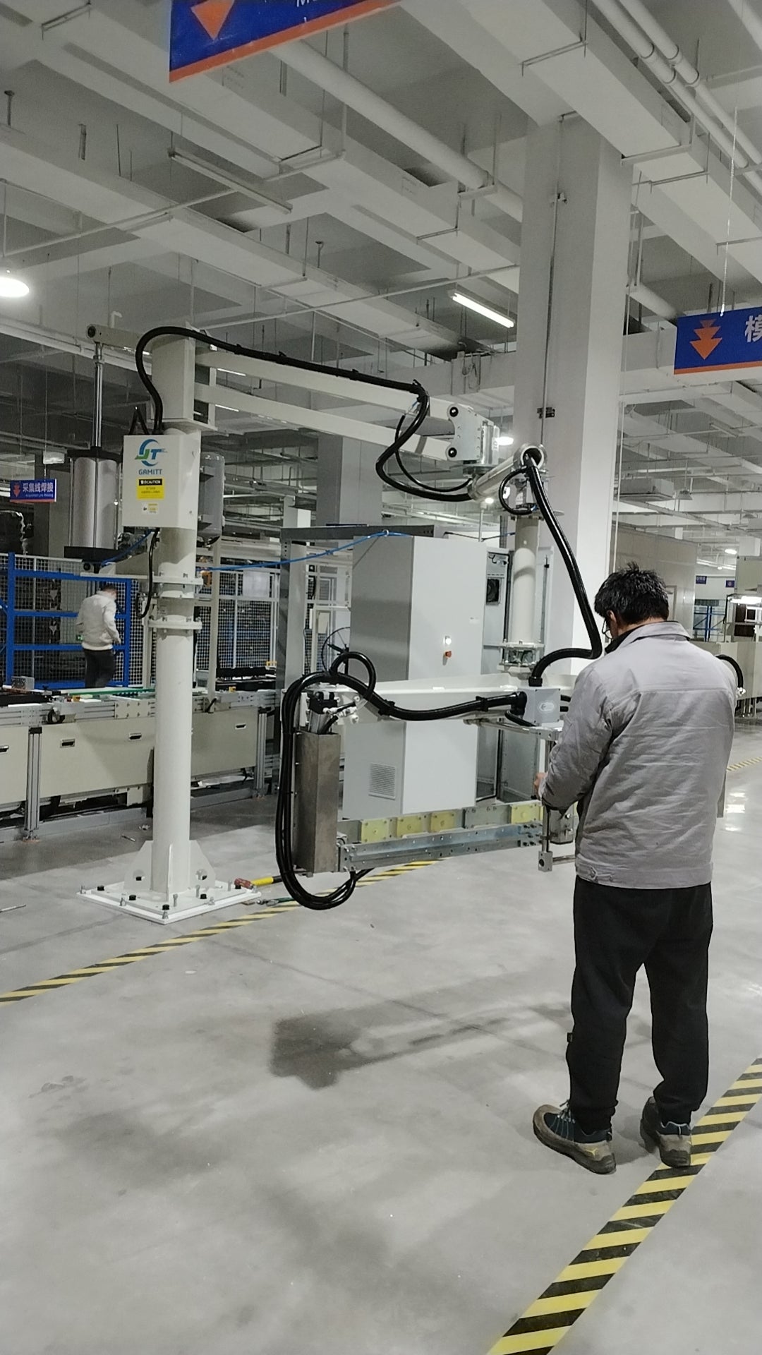 HB Torque zero-gravity manipulator handling EV battery modules on a production line.