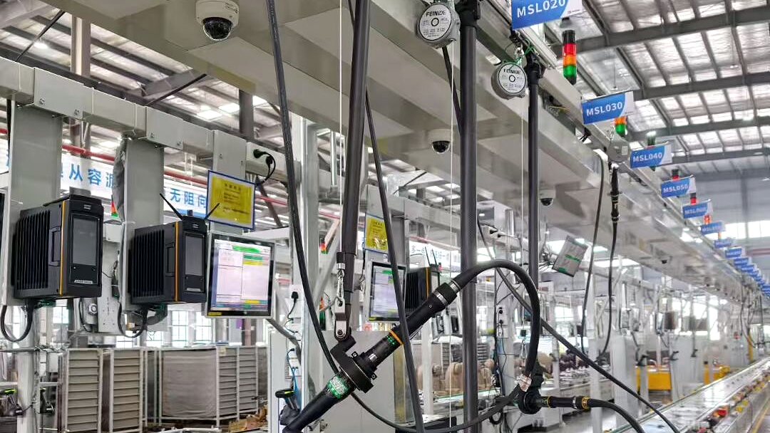 Client assembly workstation with suspended tightening tools